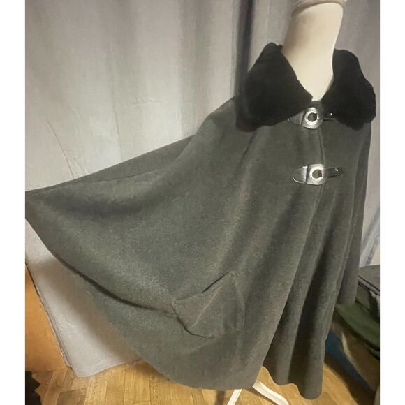 Le Moda Faux Fur Collar Toggle Cape Coat Gray Fleece Poncho One Size - Picture 6 of 11